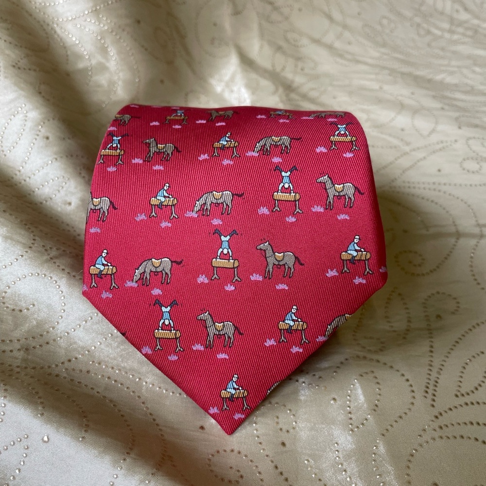 EUC Hermés whimsical equestrian burgundy silk tie (7861 UA)